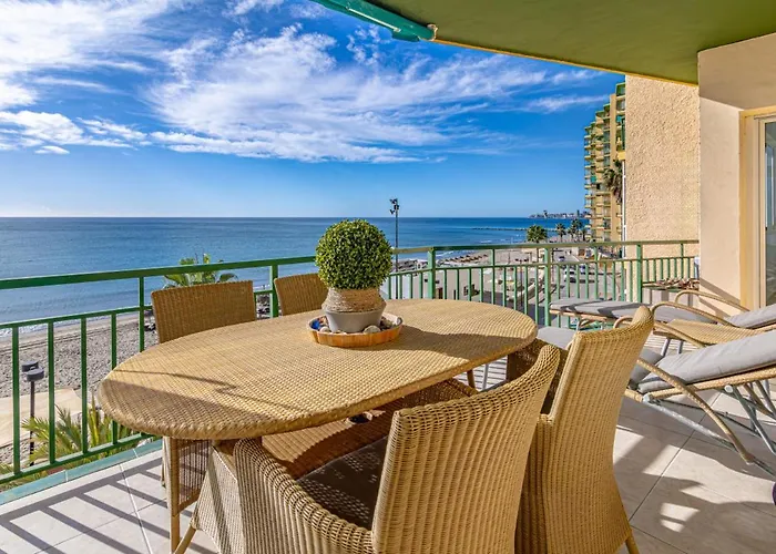 Apartment Cozy 2 Bedroom With Magic Sea View