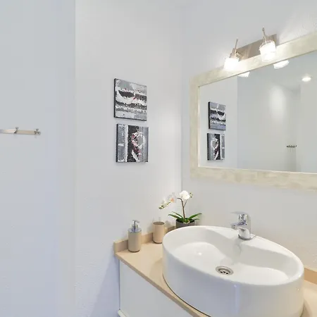 Cozy 2 Bedroom With Magic Sea View Апартаменты Фуэнхирола